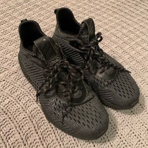 Women’s Adidas Alphabounce blk/blk sz. 6.5